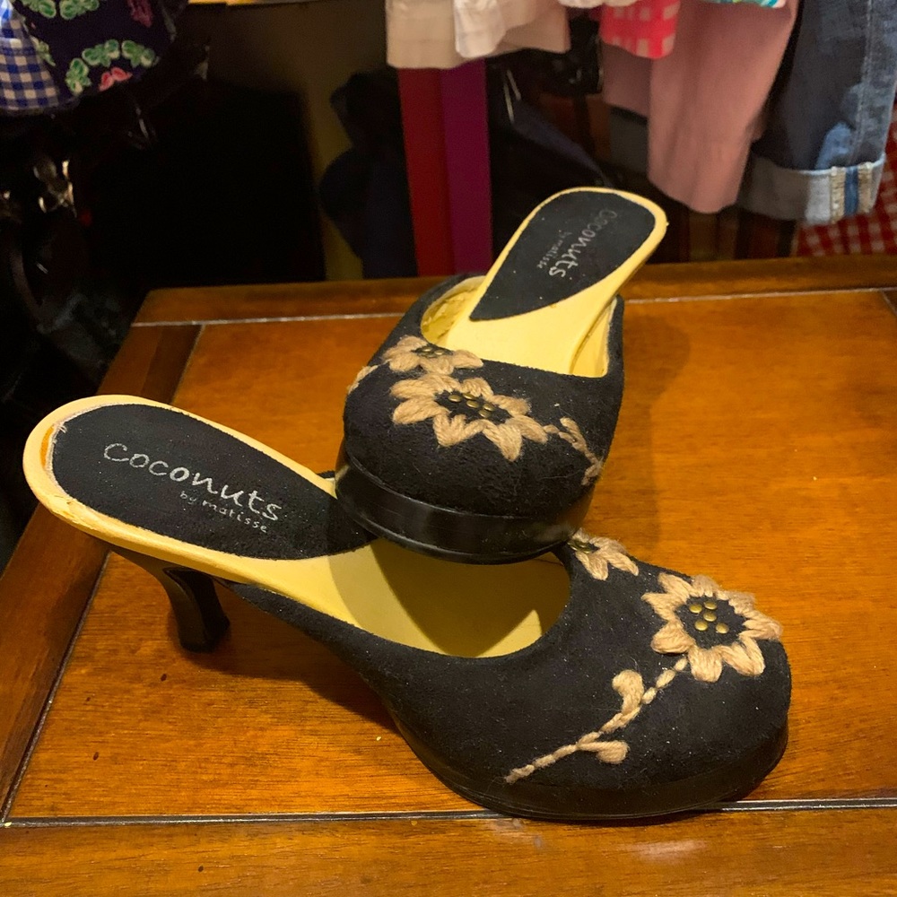 Slides with stacked heel embroidered size 6M